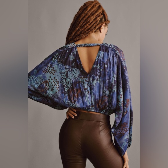 ANTHROPOLOGIE NWOT Long Sleeve Shine Cropped Blouse in Blue Motif - Picture 2 of 9